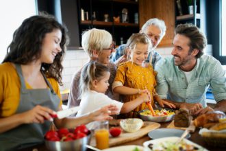 Familie fericită veselă petrecând timp bun împreună în timp ce gătesc în bucătărie