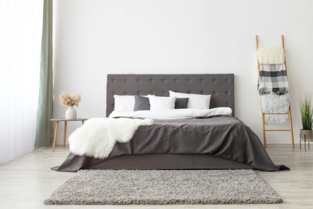 Dormitor confortabil în stil minimalist scandinav.